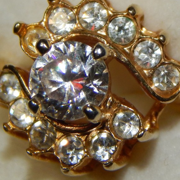 Size 7 ~ Captivating Sparkle Cubic Zirconia Ring - Picture 12 of 13